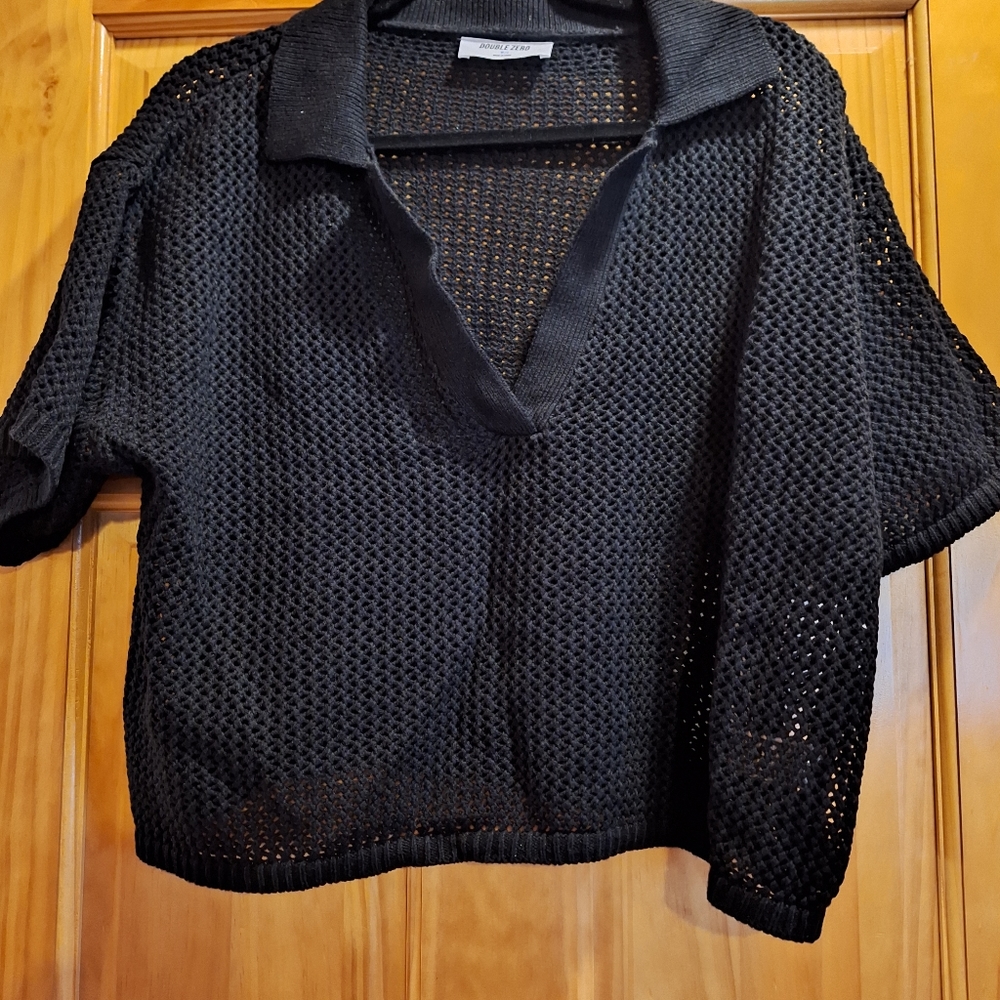 M/L ON TAG NEW. Black cropped very light knitted material